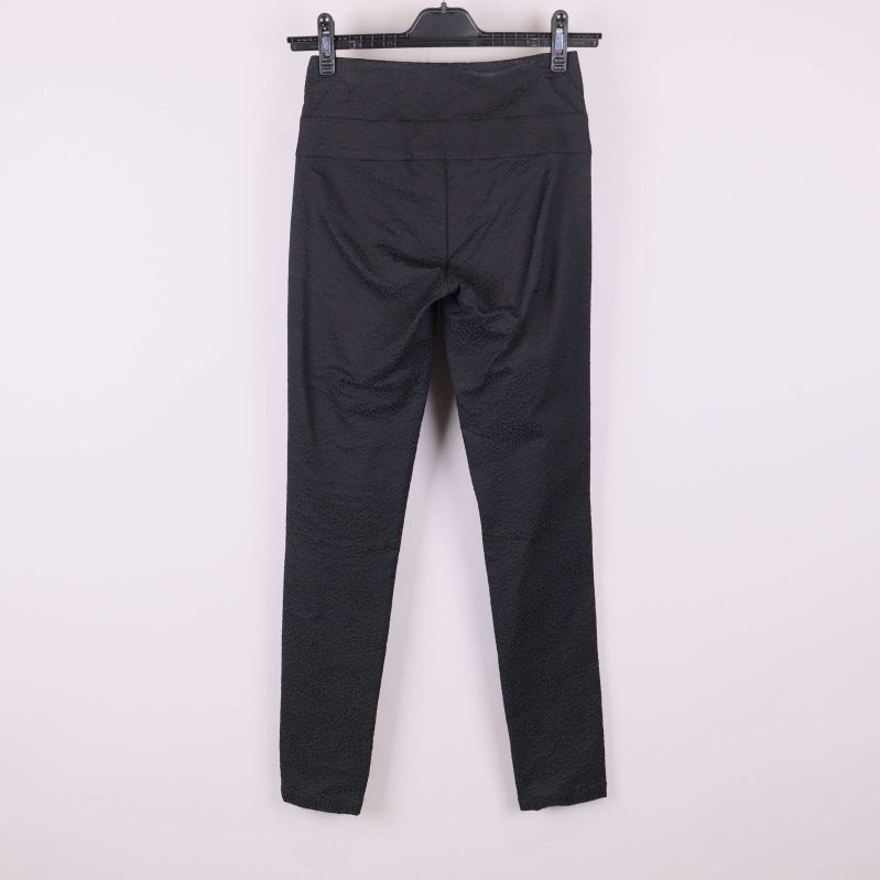 Baksida av svarta leggings med strukturyta 