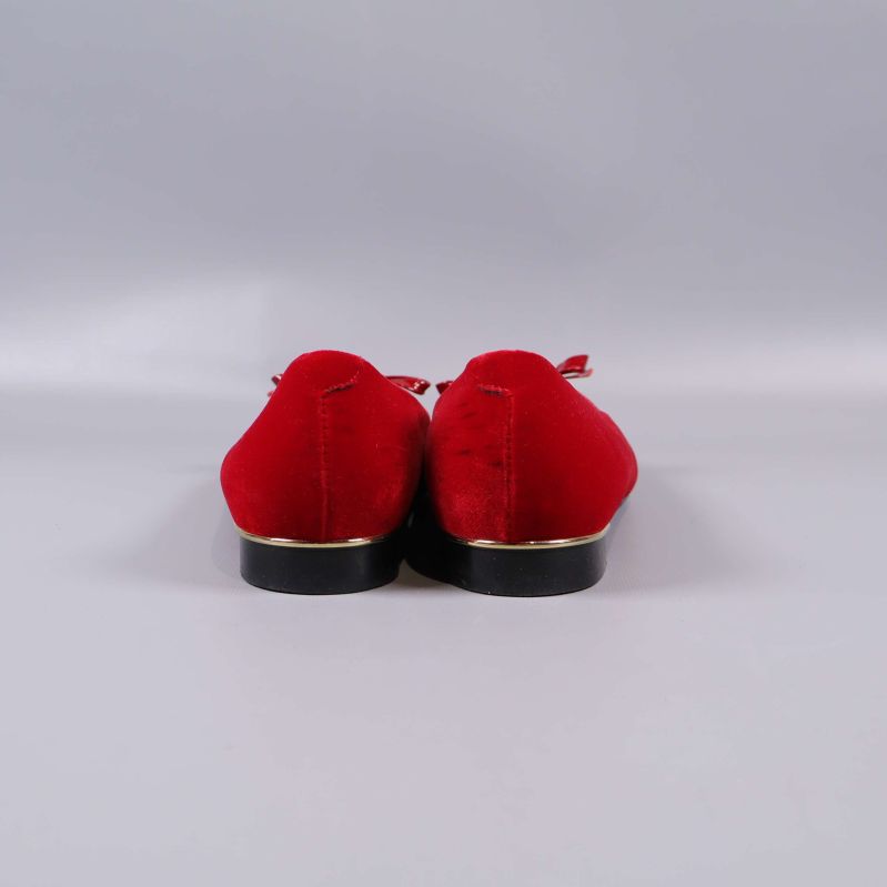 Röda ballerinaskor bakifrån med gulddetalj i hälen
