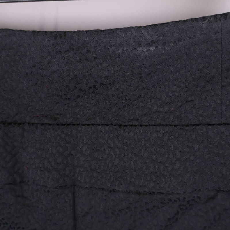 Närbild på strukturerat tyg vid midjan