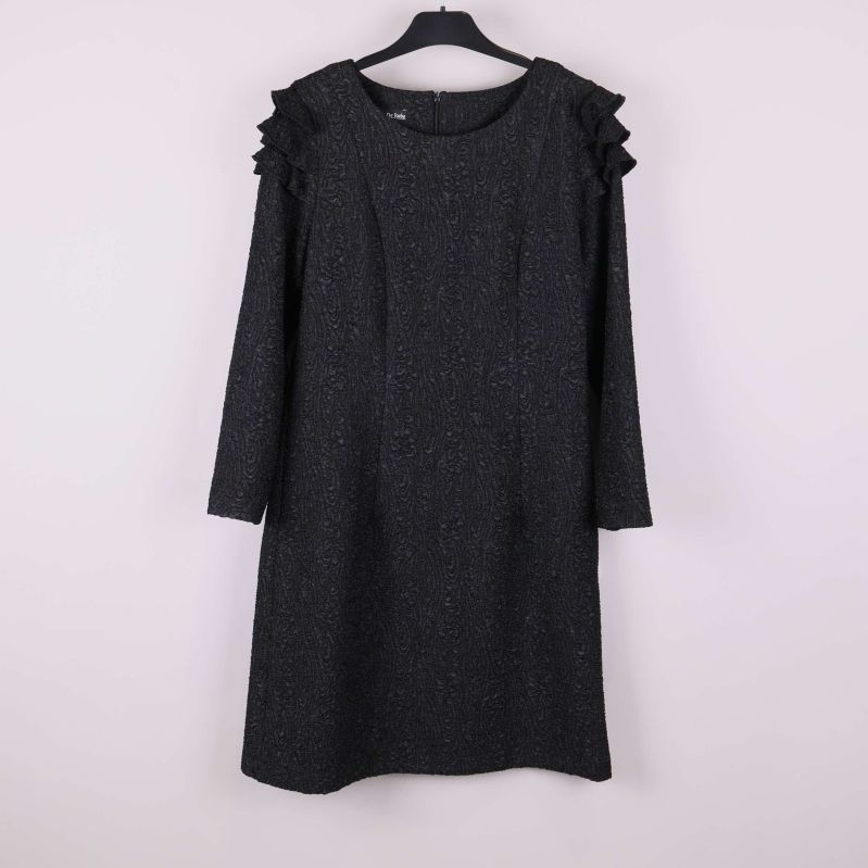 Svart strukturerad klänning med volangärmar framifrån