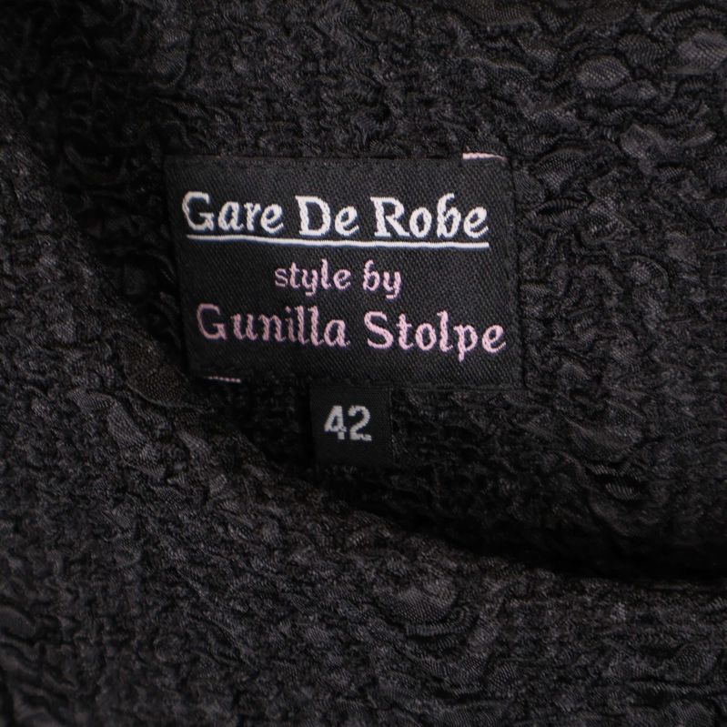 Närbild av plaggetikett Gare De Robe stil Gunilla Stolpe