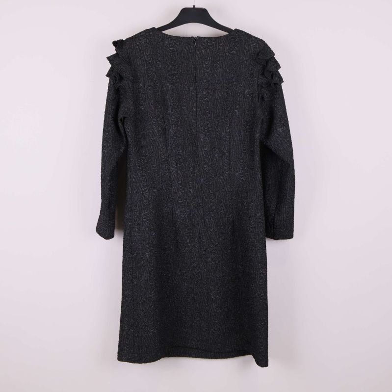 Svart klänning med struktur och volangärmar bakifrån