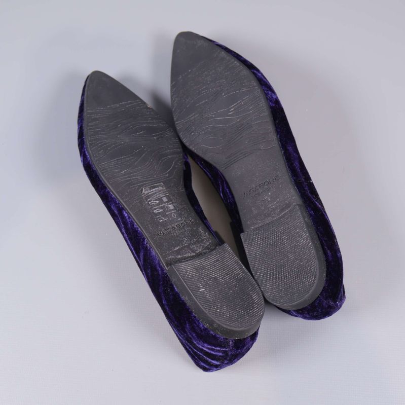 Undersida av båda lila ballerinaskor med mönstrad sula