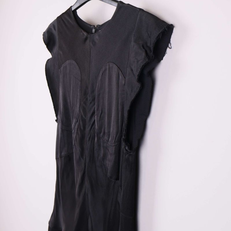 Svart klänning på galge sned vy