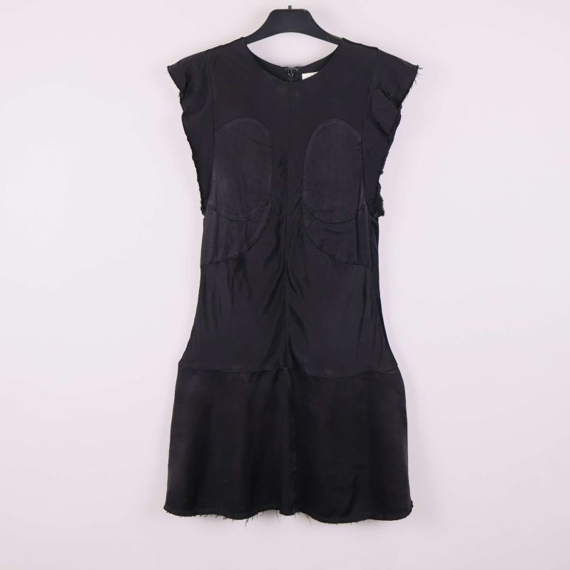 Kort svart klänning med volangdetaljer frontvy