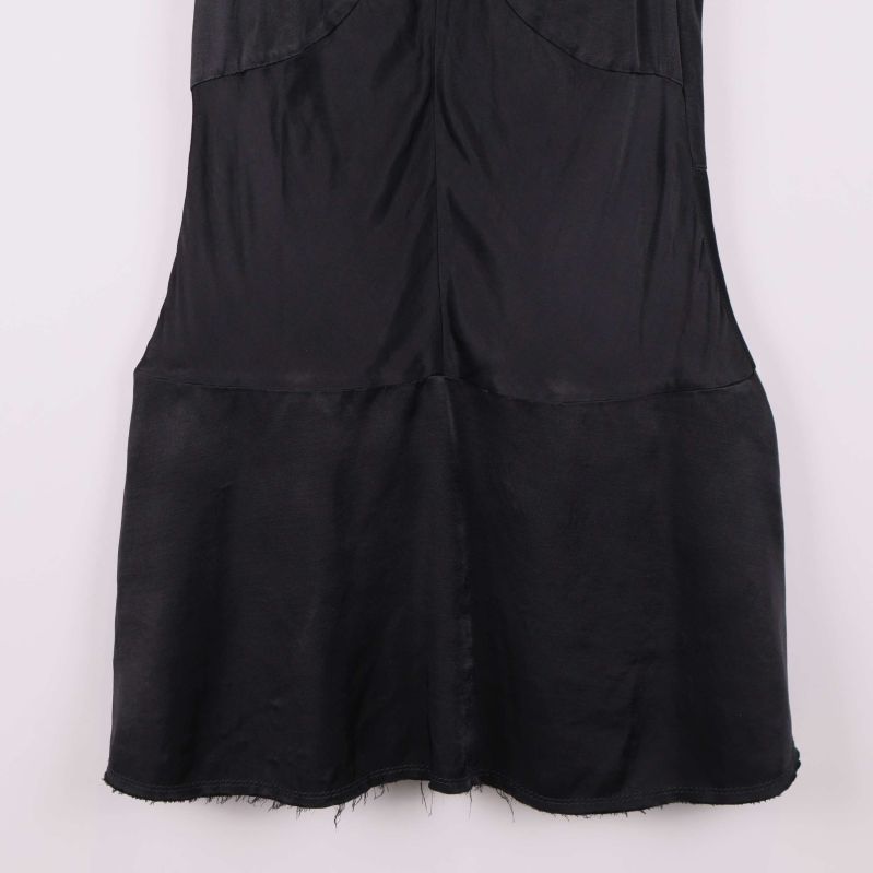 Nederdel av svart klänning med volang