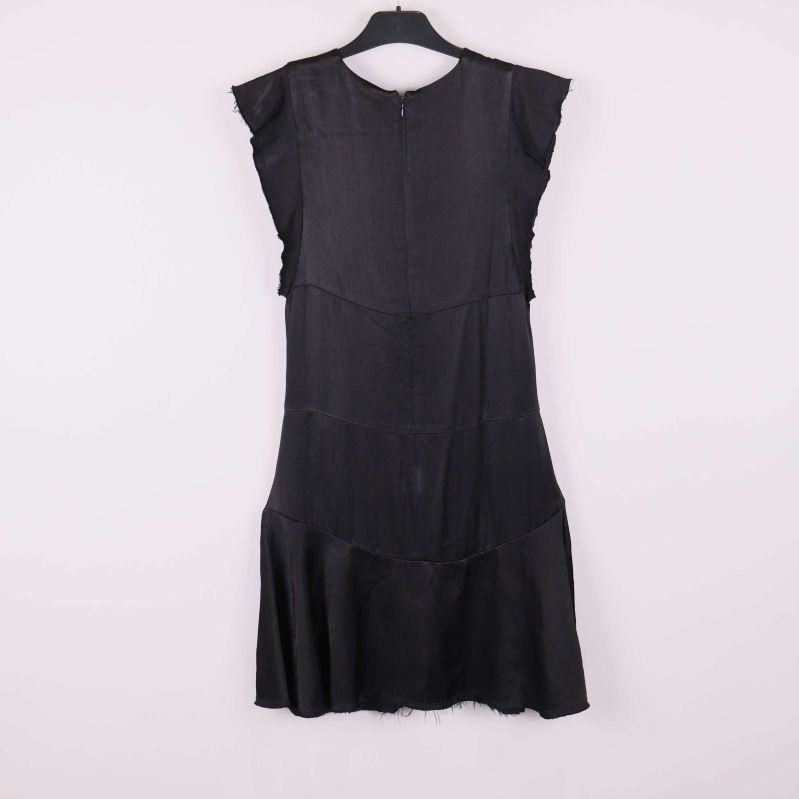 Svart klänning med volangdetaljer baksida