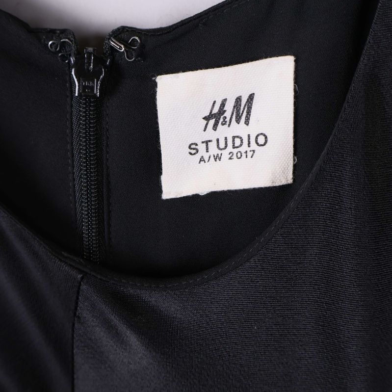 Närbild av H&M Studio A/W 2017 etikett