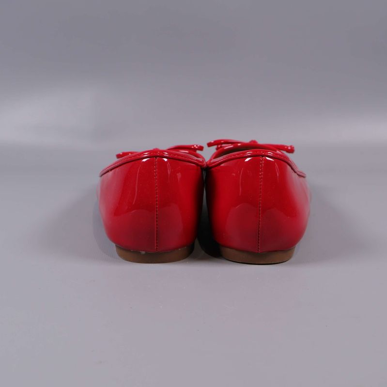 Röda ballerinas bakifrån som visar häldel