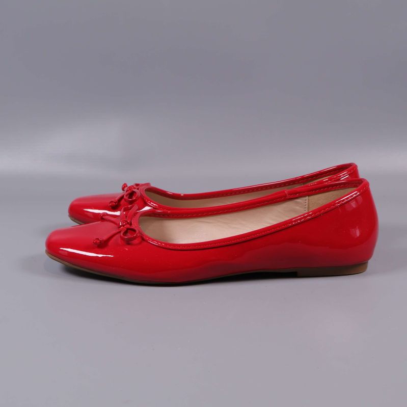 Röda ballerinas i profil med glansig yta