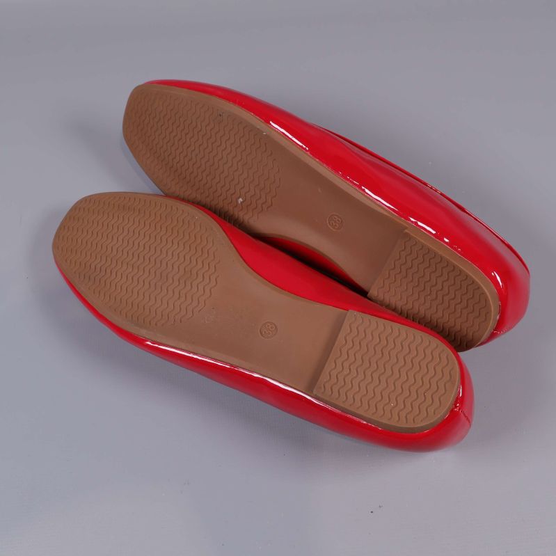 Undersidan av röda ballerinas med ljusbruna sulor