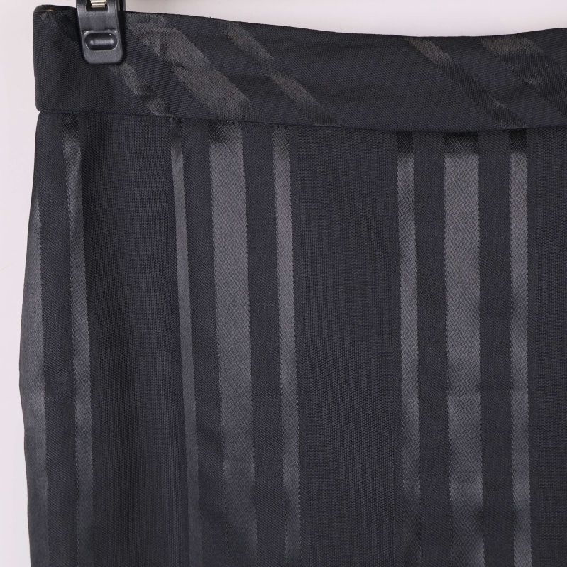 Närbild på randigt tyg framtill på kjolen