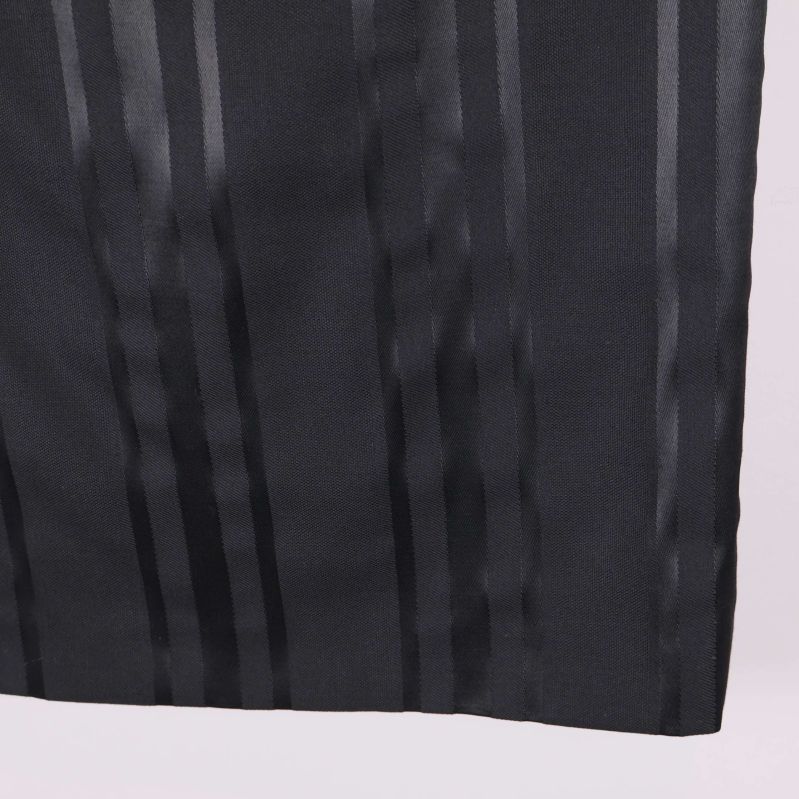 Närbild av nederdelen av kjolen med randigt mönster