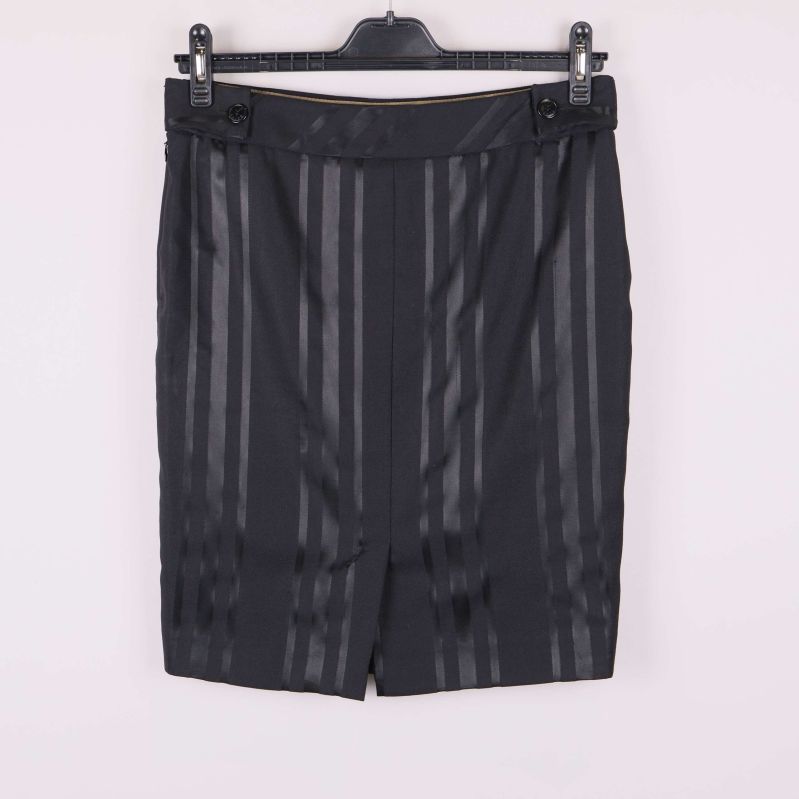 Svart pennkjol med knappdetaljer bakifrån och sprund