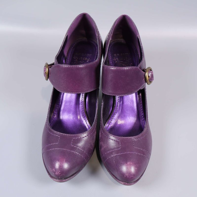 Klackskor ovanifrån, bred dekorativ rem syns tydligt