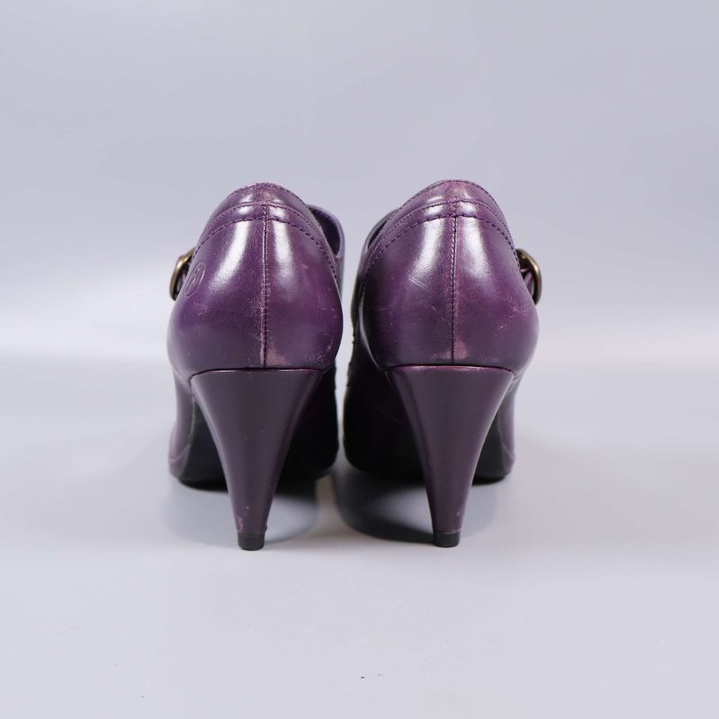 Baksida på lila klackskor, båda paren syns tydligt