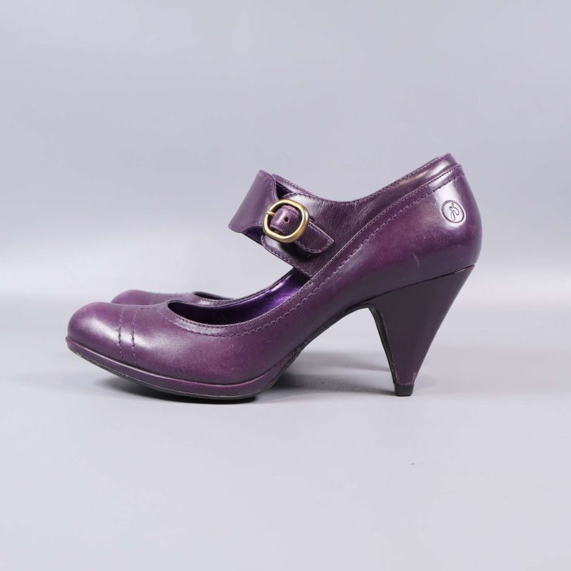 Lila klackskor från sidan med bred rem och guldfärgade detaljer