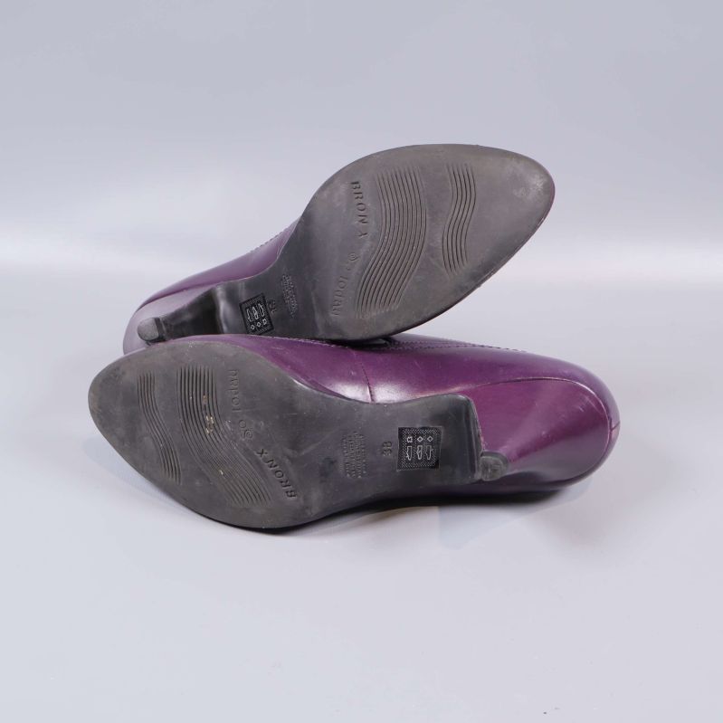 Sulan på lila klackskor, lätt slitning syns