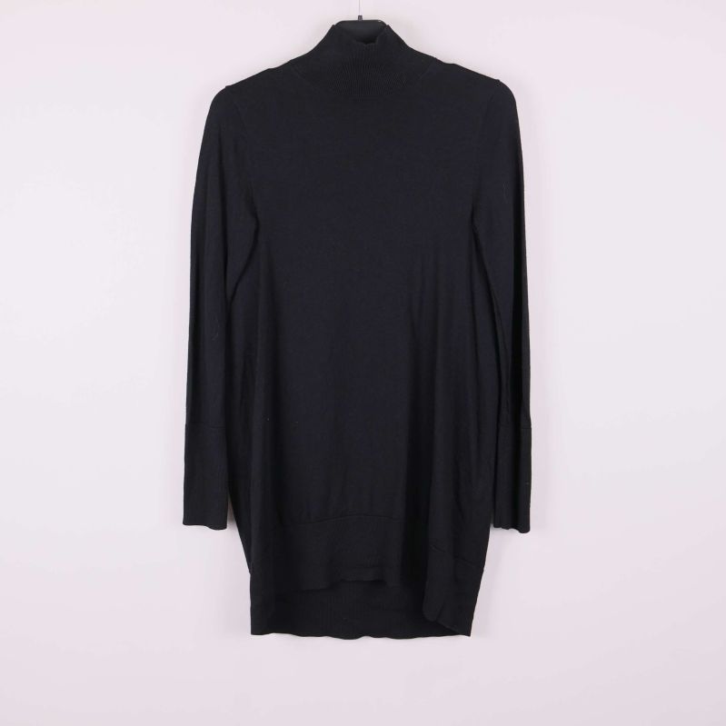 Svart lång klänning med polokrage framifrån