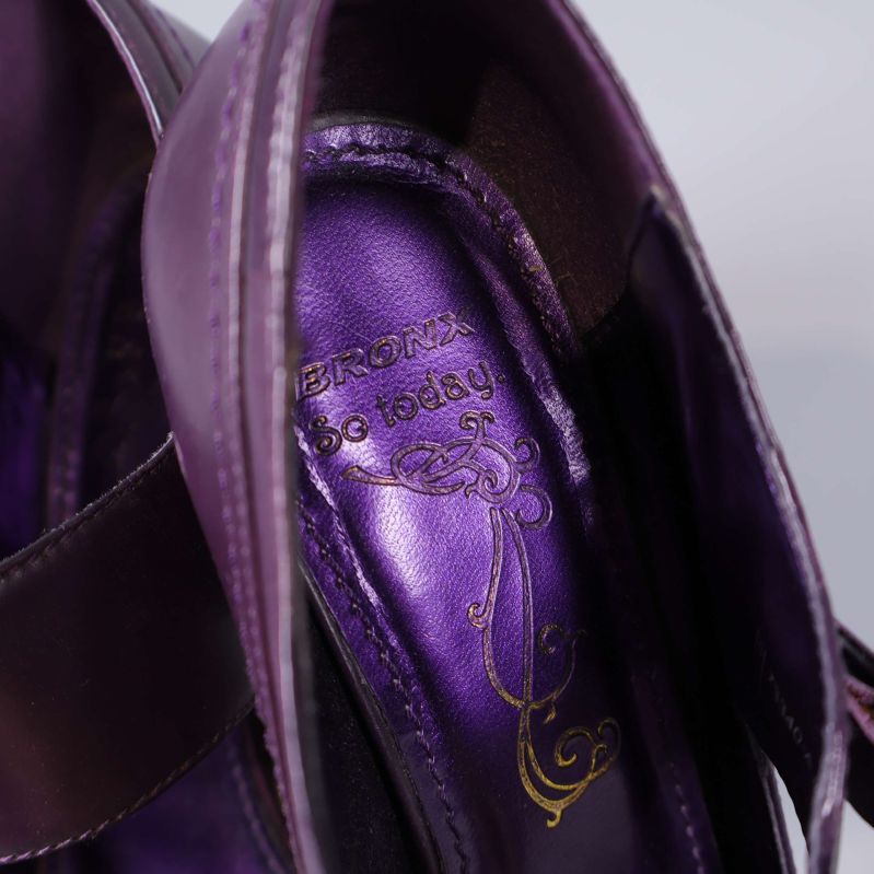 Närbild inuti sko, texten 'Bronx be today' synlig