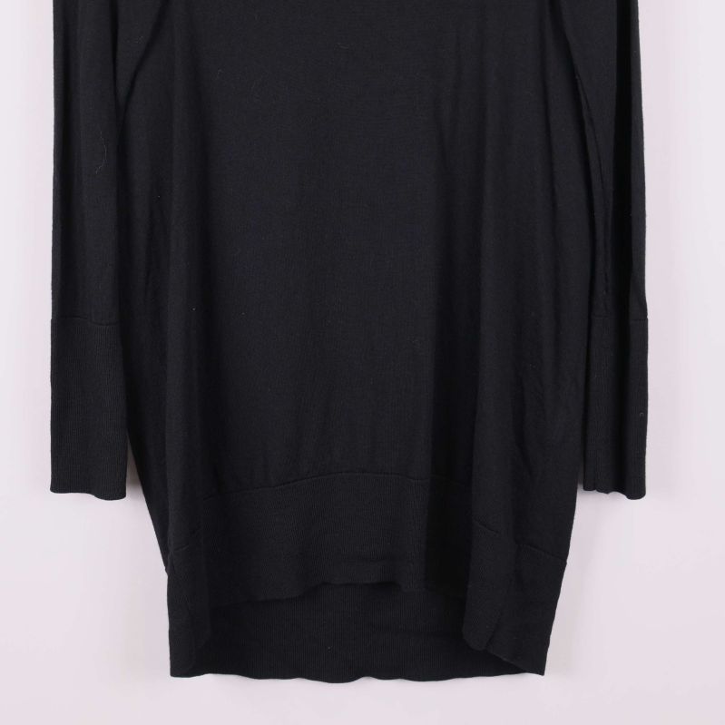 Närbild på nederdelen av svart lång klänning