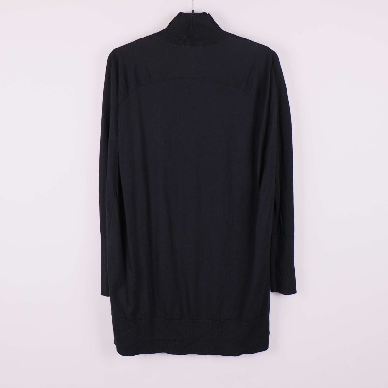 Svart lång klänning med polokrage bakifrån