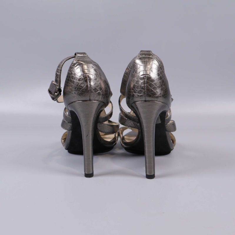 Baksidan av sandalerna med sluten häl och höga klackar