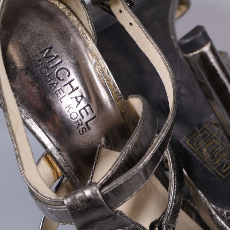 Närbild av innersulan med logotypen MICHAEL Michael Kors