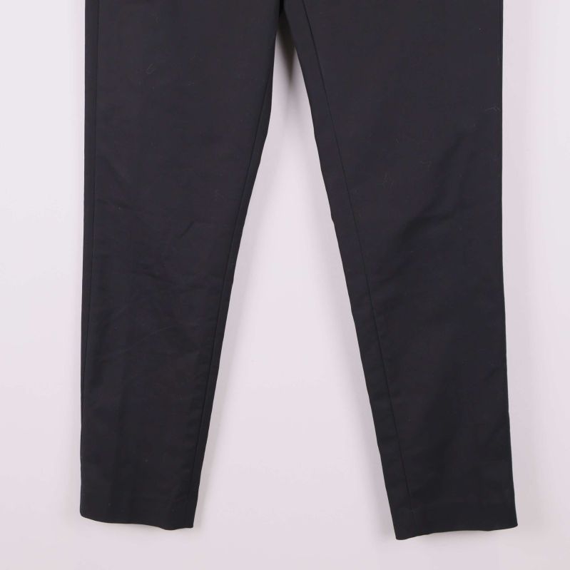 Nedre delen av byxbenen som visar rak passform