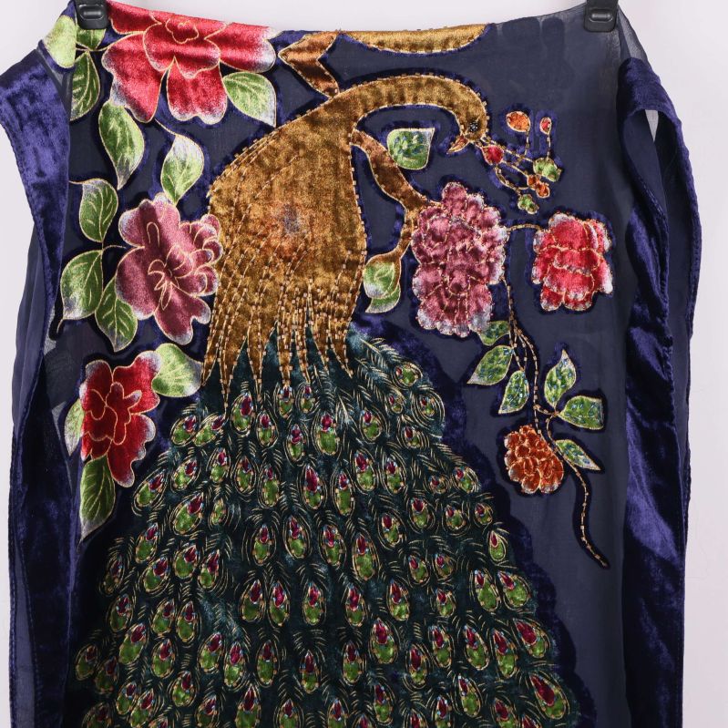 Stor broderad påfågel med blommor på sjal
