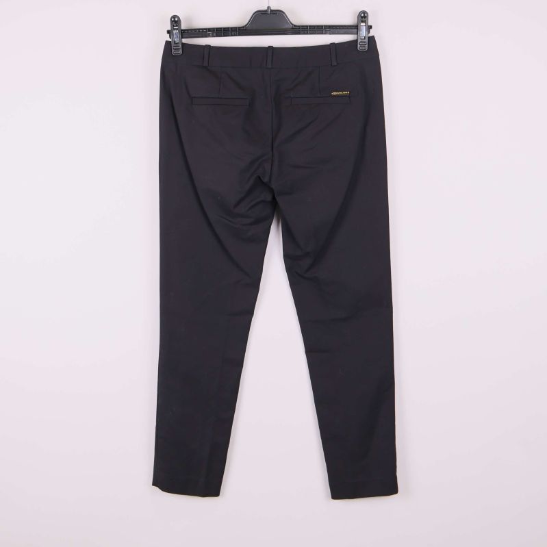 Baksida av svarta kostymbyxor med fickor och märkesbricka