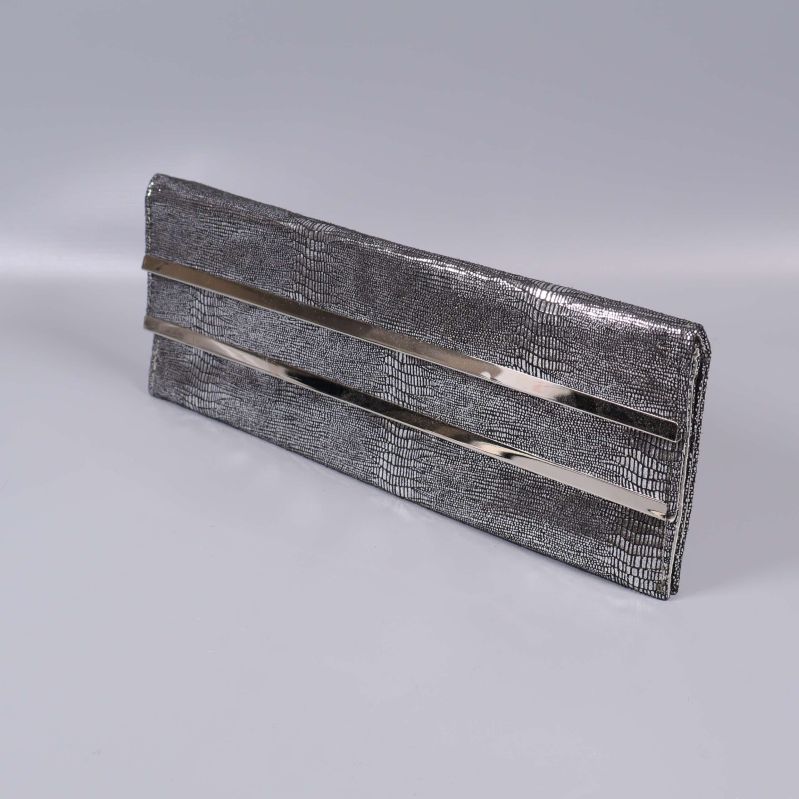 Silverfärgad clutch sedd från sidan utan kedja