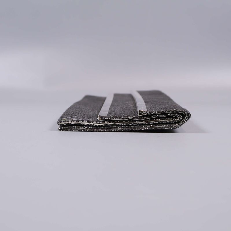 Clutchen liggande ner sedd från sidan