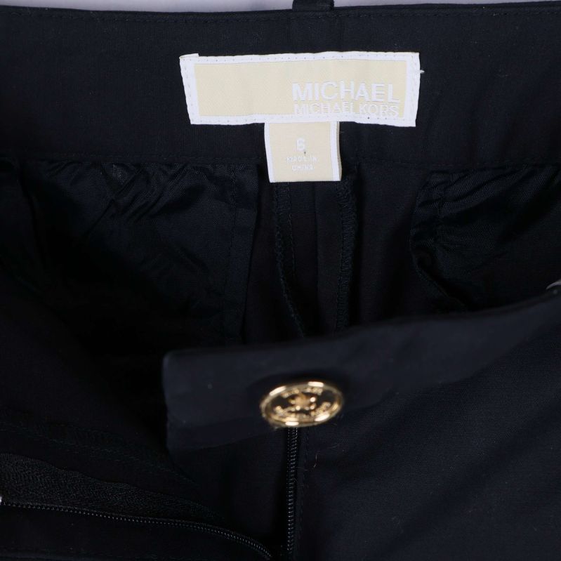 Insidan av byxlinning med Michael Kors-etikett och storlek