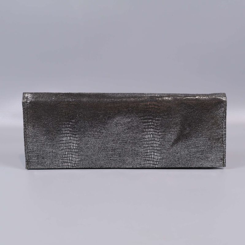 Baksidan av silverfärgad clutch utan dekorationer