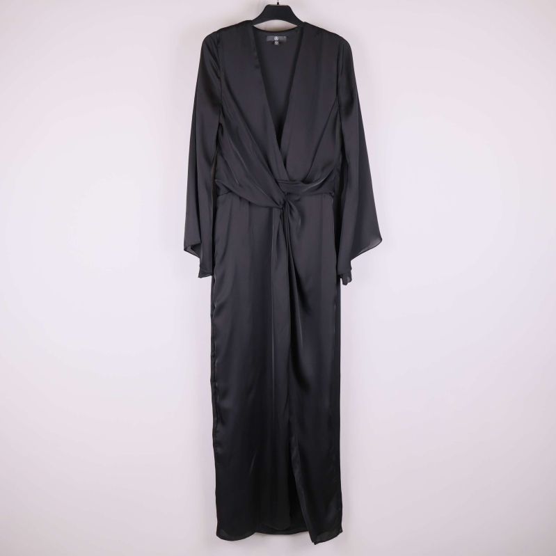 Svart långklänning med v-ringning och knytskärp framtill