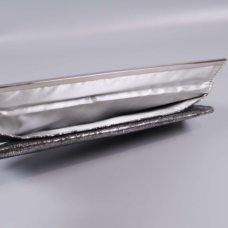 Öppen clutch med ljus insida och metallkant