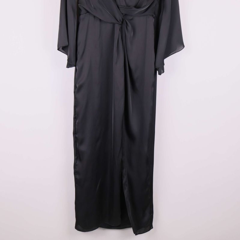 Framdel av svart maxiklänning med slits