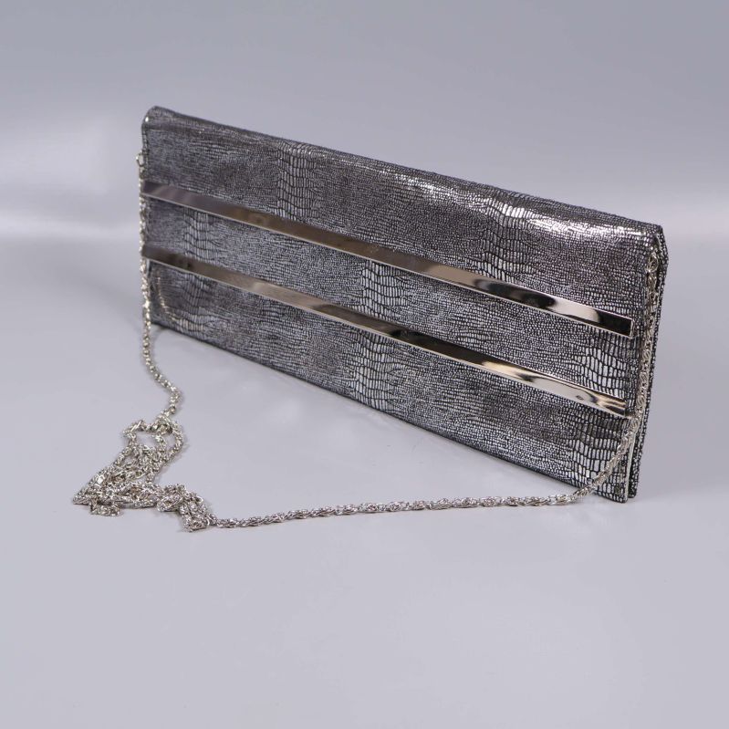 Silverfärgad clutch med kedja i liggande läge