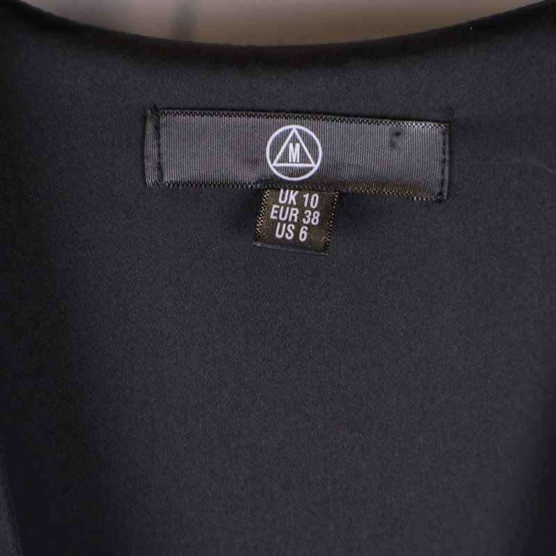 Storleksetikett för svart klänning visar EUR 38