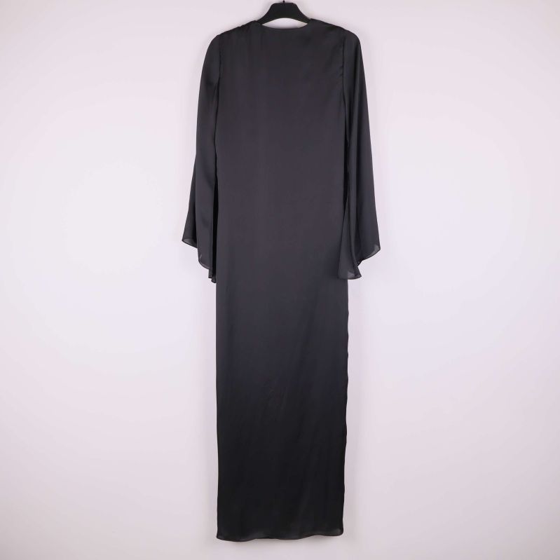 Baksidan av svart maxiklänning med långa ärmar