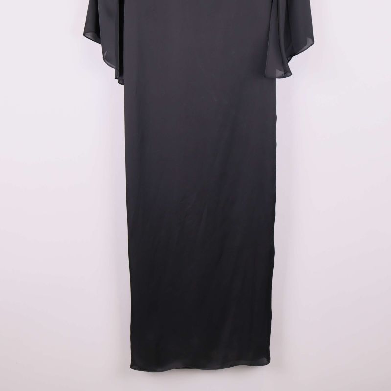 Nedre delen av svart långklänning i satinfinish