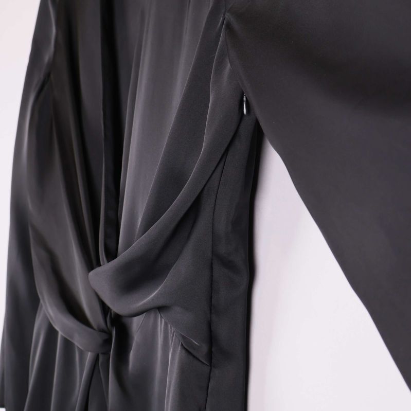 Sidosöm och knytning på svart långklänning