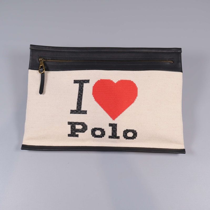 Rakt framifrån: clutch med texten I hjärta Polo