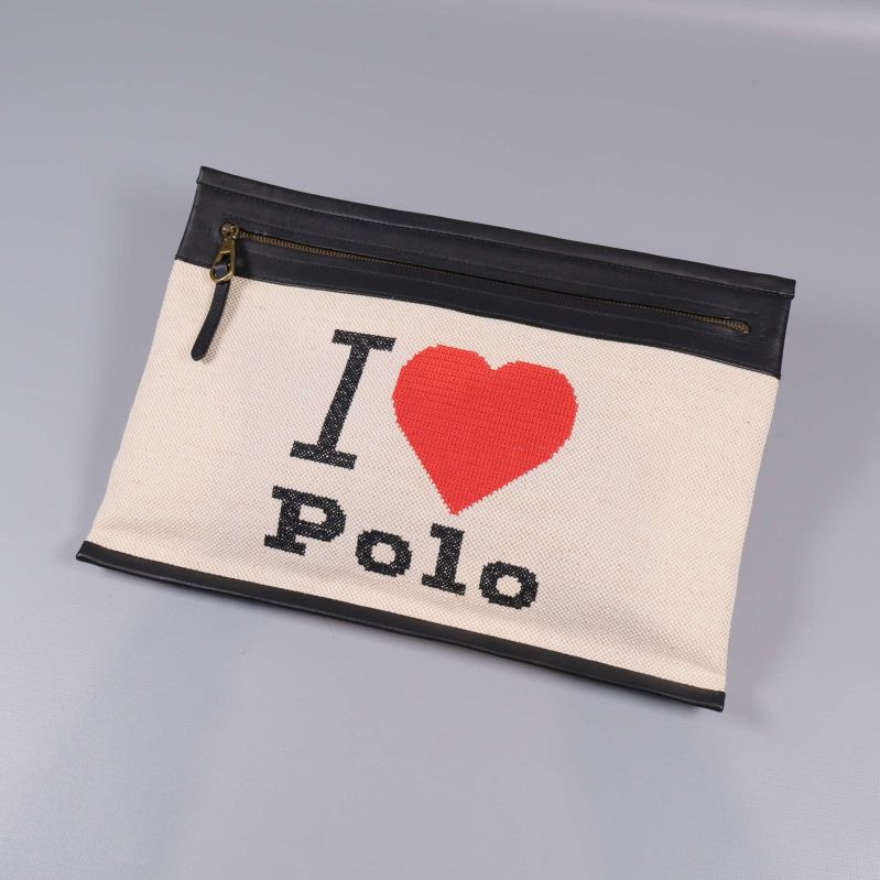 Clutchväska med text i sned vinkel