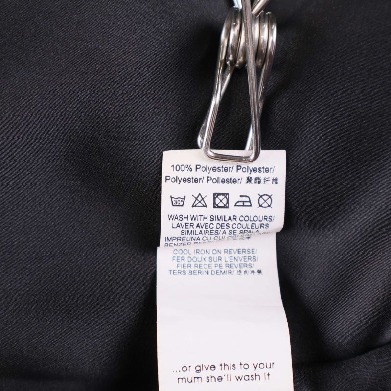 Materialetikett visar 100% polyester