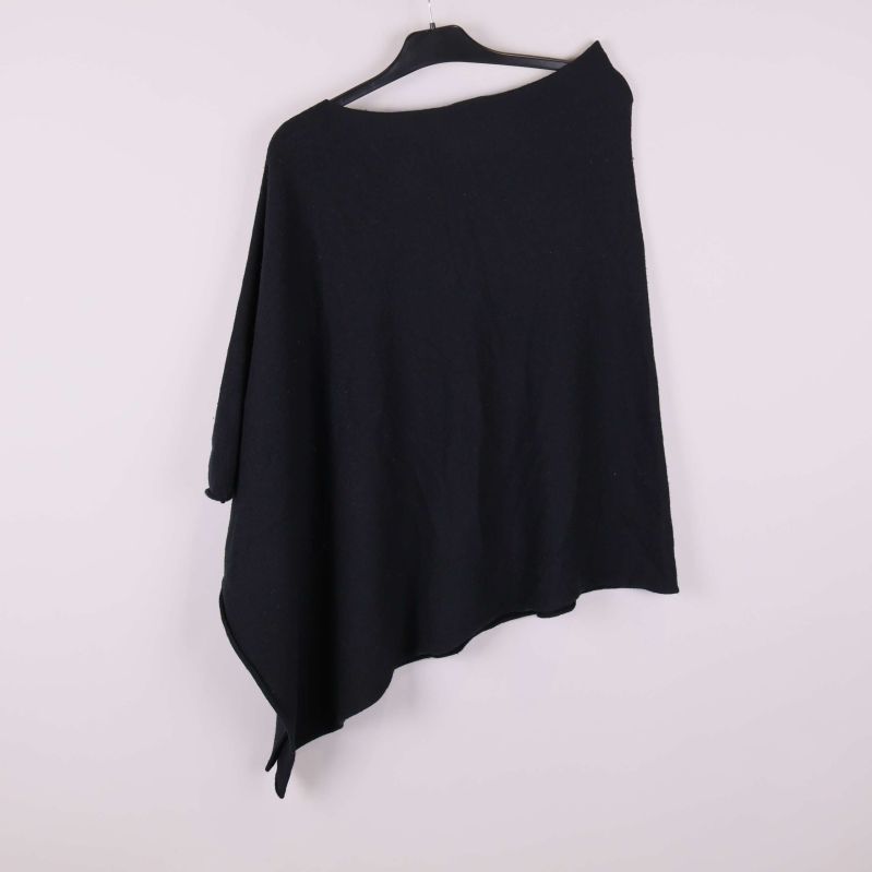 Svart poncho med asymmetrisk kant 