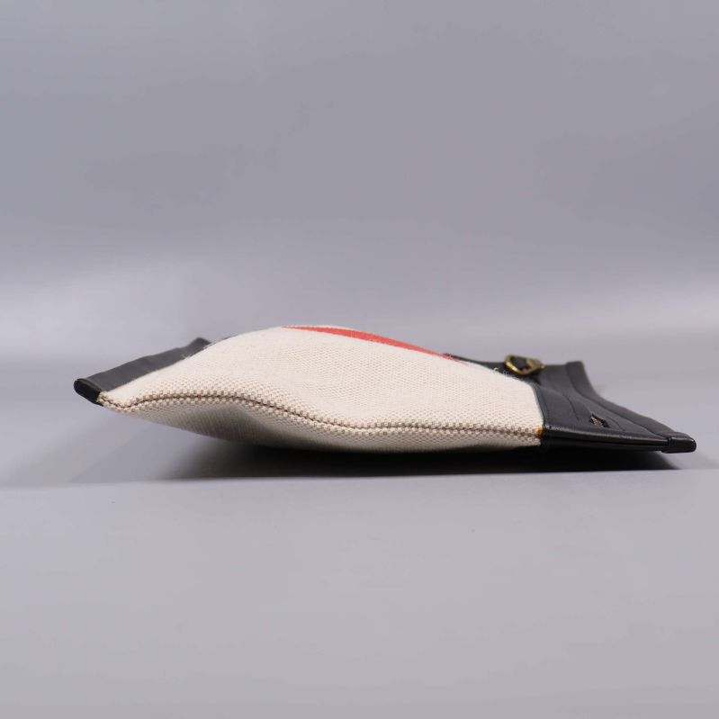 Clutchväska liggande, visad från sidan