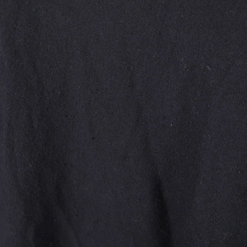 Detaljbild på svart ponchomaterial