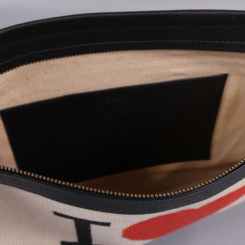 Vy inuti clutch med innerficka i svart material